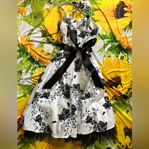 Pin-up Style Dress - Picture 3 of 4